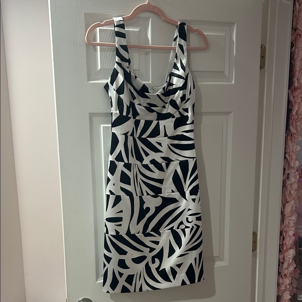 White House Black Market Stylish Black and White Patterned Dress SIZE 0